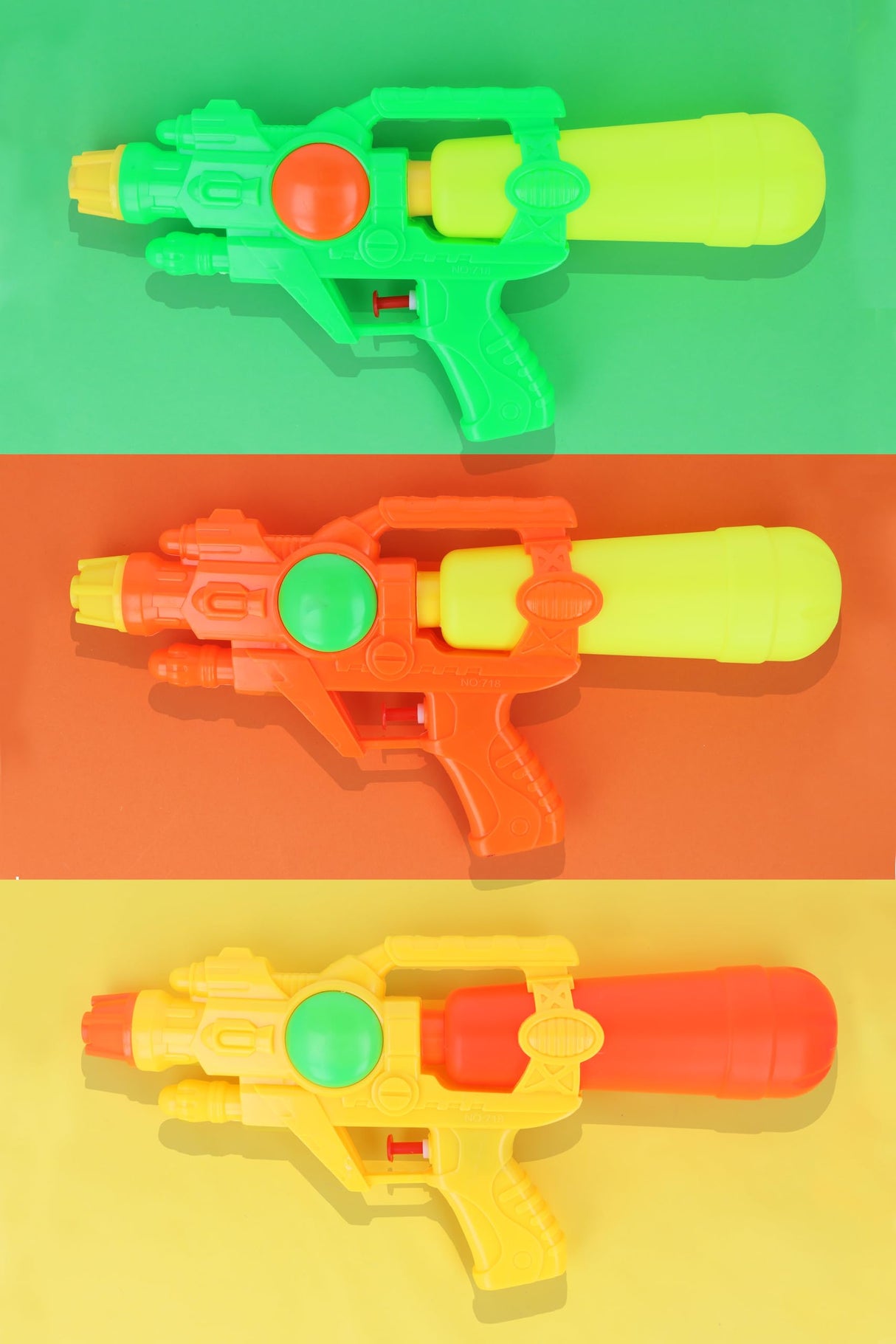 Single Drencher Neon Water Gun in 3 colours 31cm Water Pistols Kids Toys Summer Fun Paddling Pool Beach Soaker Outdoor Game Party Favour Loot Bag Fillers for Boys and Girls